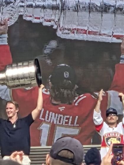 Lundell ja Stanley Cup Linnanmäellä