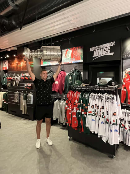 Hinter dem Stanley Cup - Sturm-Familie ist Nicos Anker