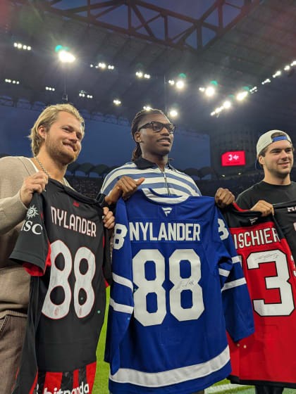 William Nylander Lucas Raymond del av NHL-delegation som besökte Milan San Siro