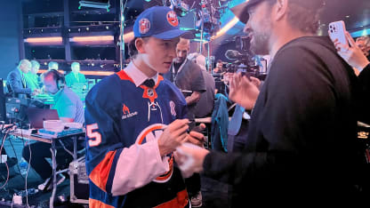 Schaefer-signing-puck