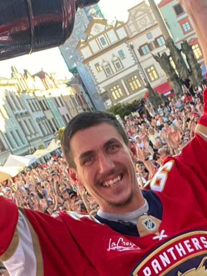 Tomáš Nosek ukázal Stanley Cup Pardubiciam
